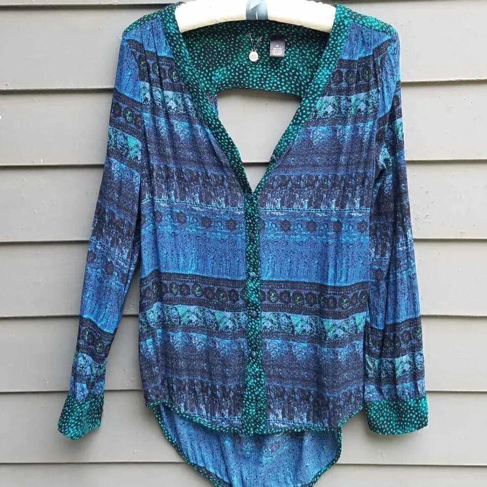 BKE Black Blue Green Top with a cut out in the back size Medium